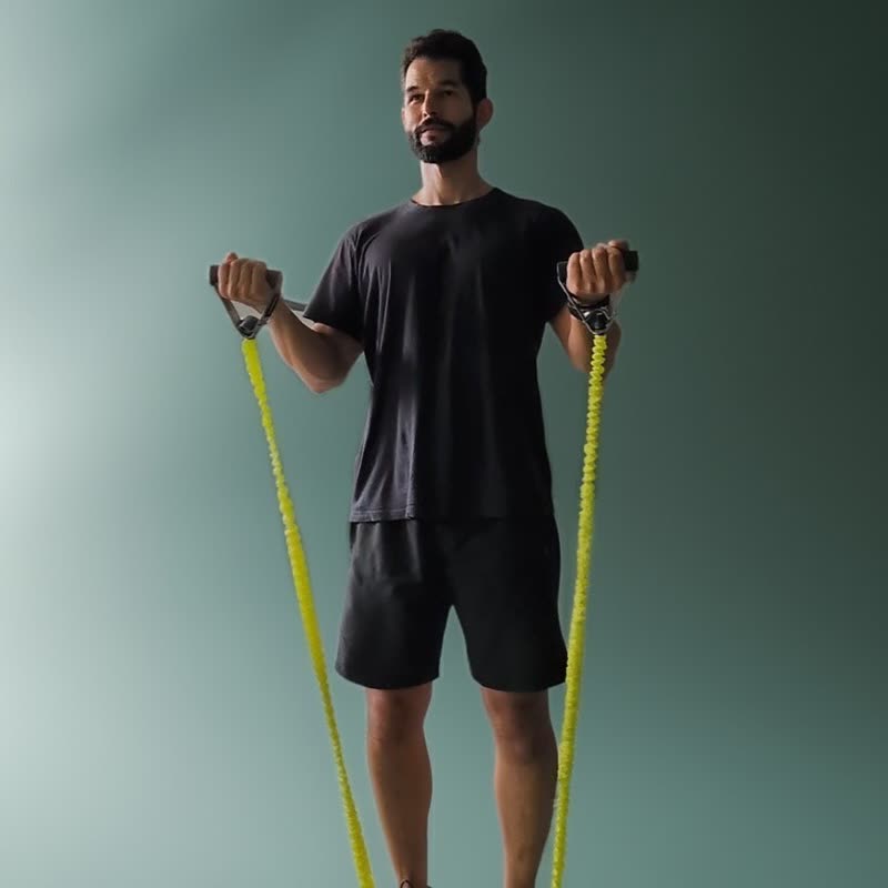 Alberto entrenando fuerza con una banda elástica