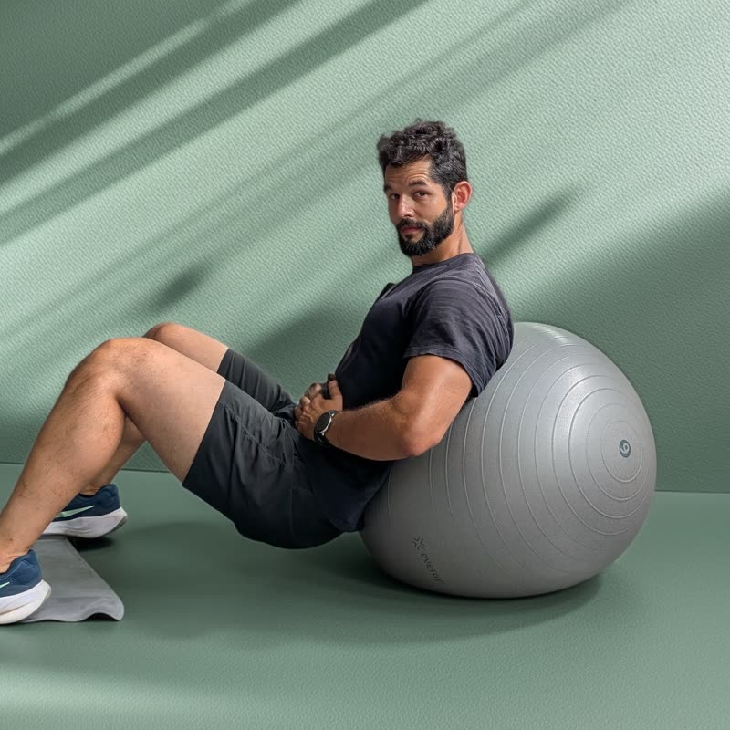 Alberto trabajando el control del core apoyado en un fitball