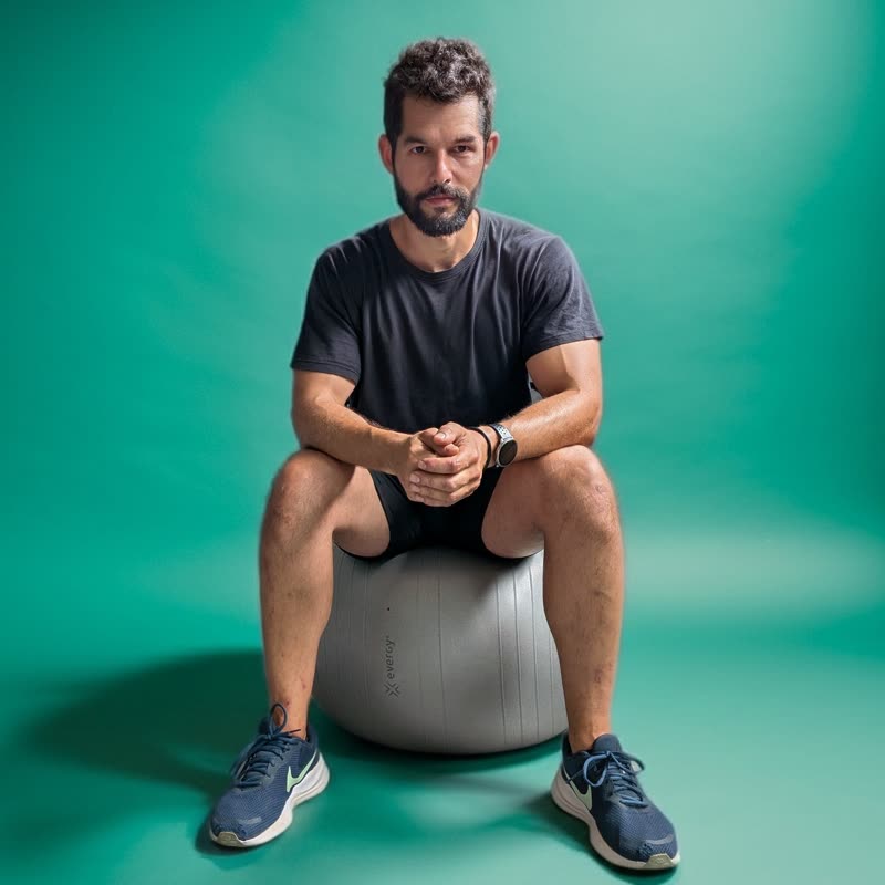 Alberto sentado en un fitball, de frente